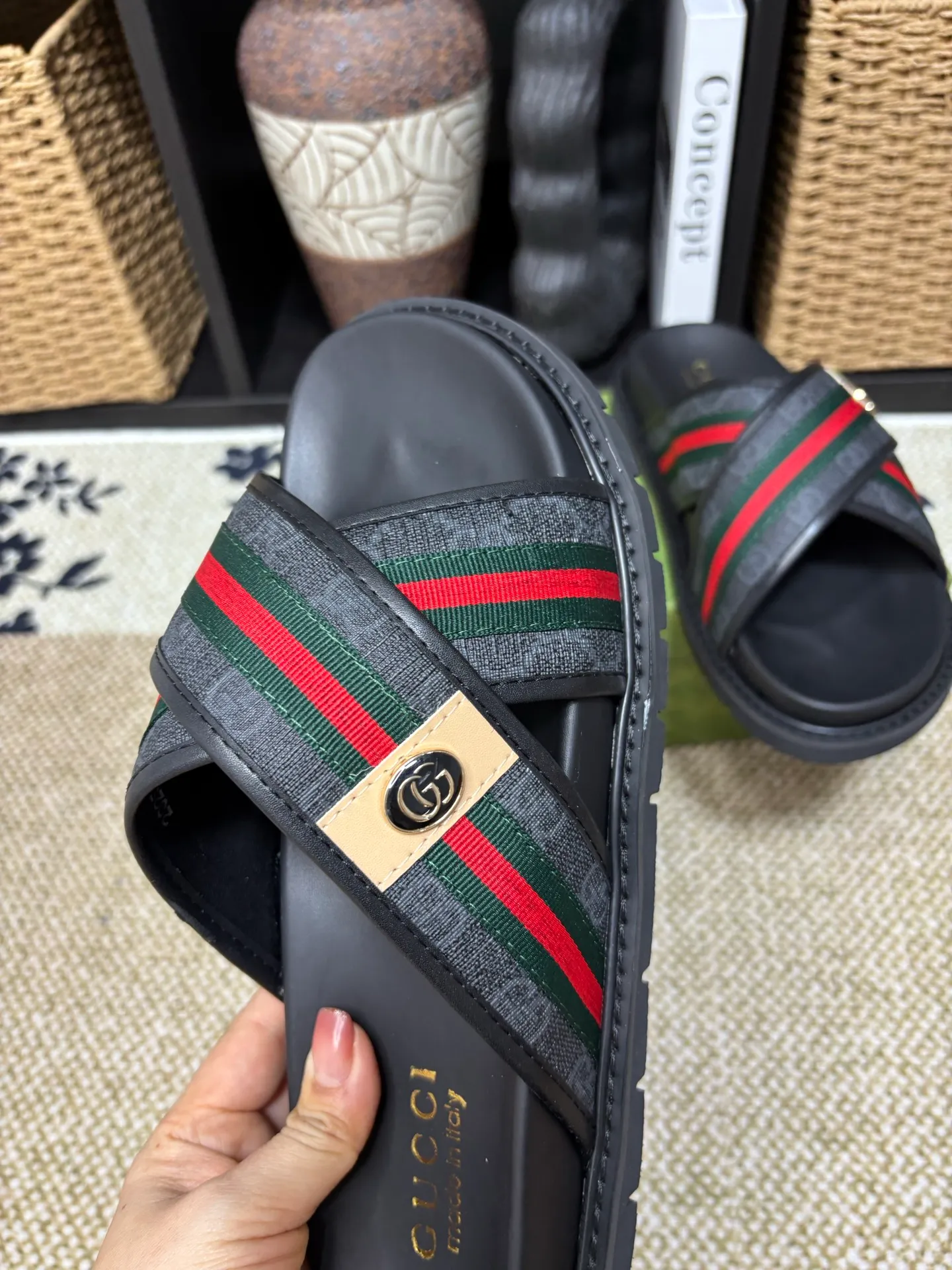 Factory 💰 300 yuan Gucci slippers] high-end men's shoes brand official website 1:1 latest masterpiece: original mold customization, the fabric is made of imported original materials, upgraded outsole, lighter and non-slip. The market's top quality, simple yet tasteful, a must-have for fashionistas, fashionable at your feet, full of confidence, the same style at the counter 👍The season of summer slippers is here. Code: 38-45 (45 customized)